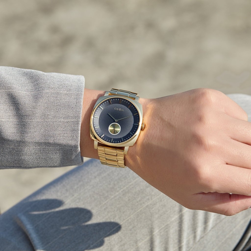 TRNDA SQUARE GOLD STAINLESS STEEL MEN'S WATCH - TIMELESS TRENDSETTER WITH GREY DIAL