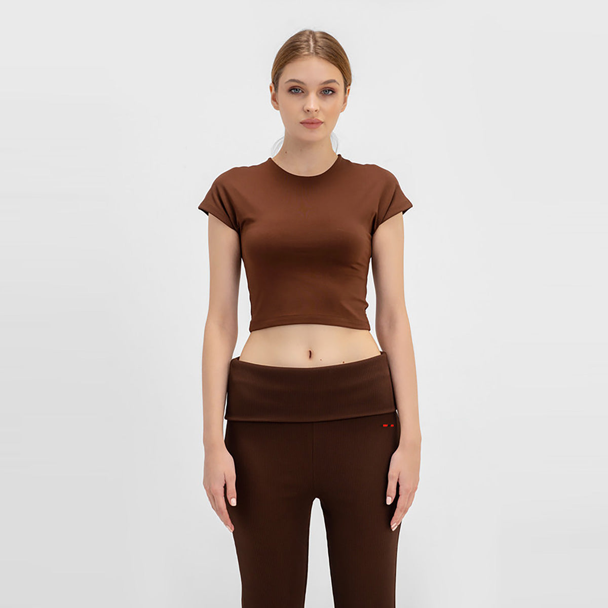 فيرمو - بلوزة قصيرة بياقة دائرية وأكمام قصيرة للنساء