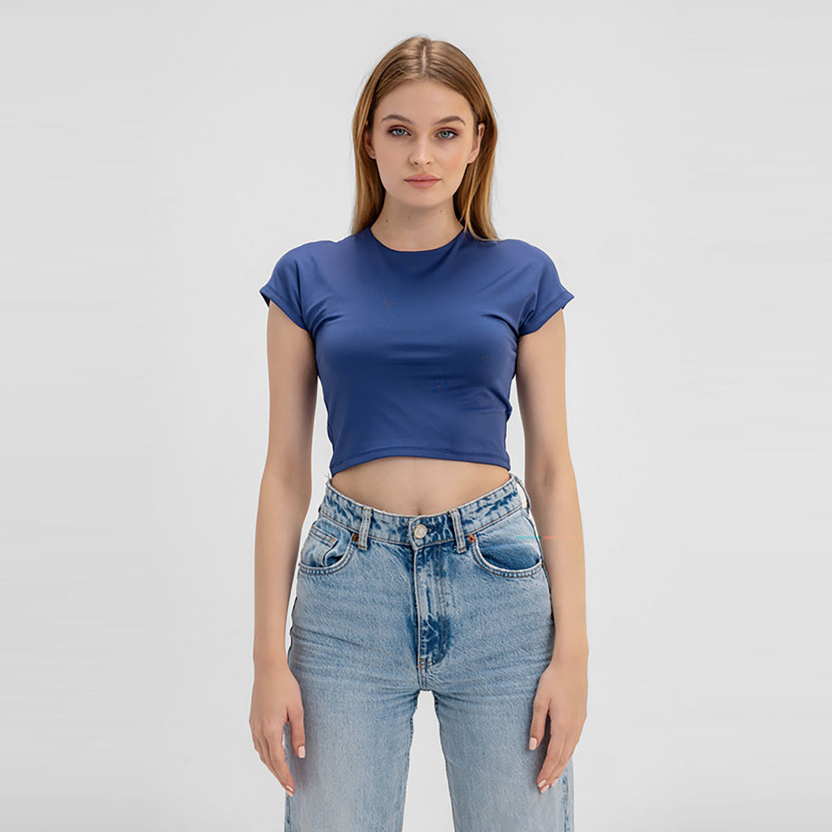 فيرمو - بلوزة قصيرة بياقة دائرية وأكمام قصيرة للنساء