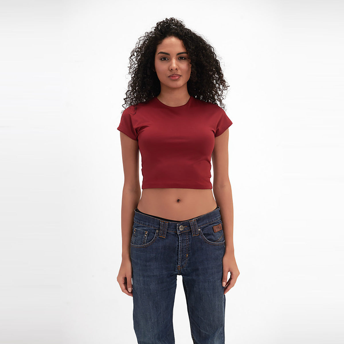 فيرمو - بلوزة قصيرة بياقة دائرية وأكمام قصيرة للنساء