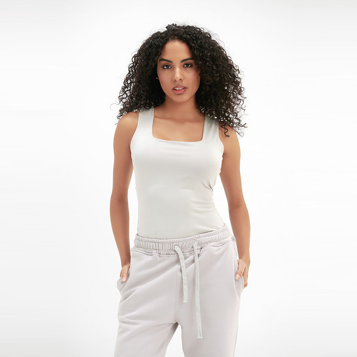 فيرمو - بلوزة بدون أكمام بطبقتين وياقة مربعة للنساء