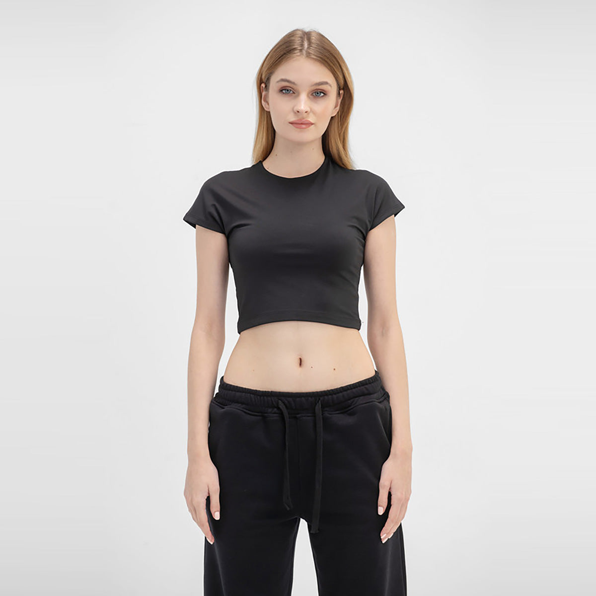 فيرمو - بلوزة قصيرة بياقة دائرية وأكمام قصيرة للنساء