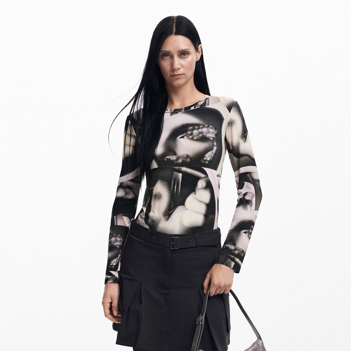 ديسيجوال - تيشيرت سريالي للنساء - بيعت من قبل اف اي جي