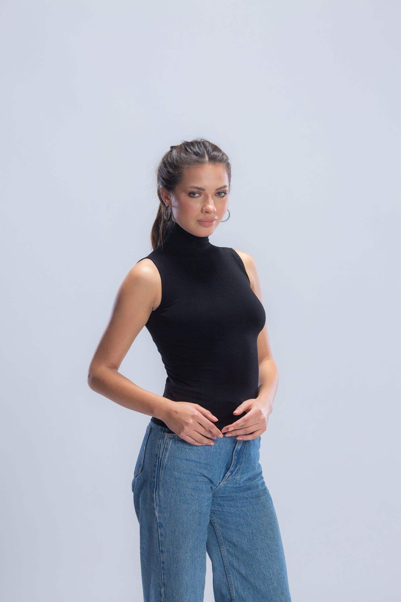 كارينا - بلوزة بدون أكمام بياقة عالية للنساء