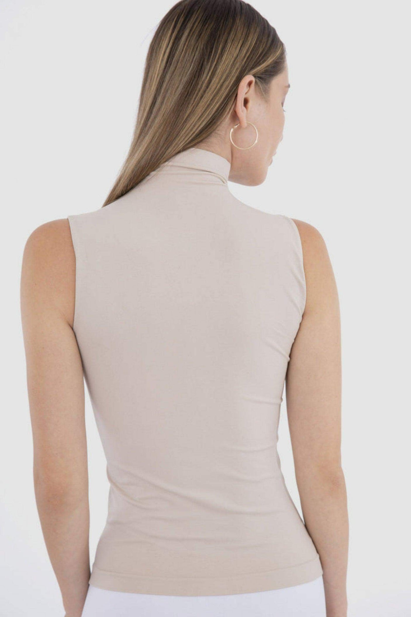 بلوزة بدون أكمام وياقة عالية