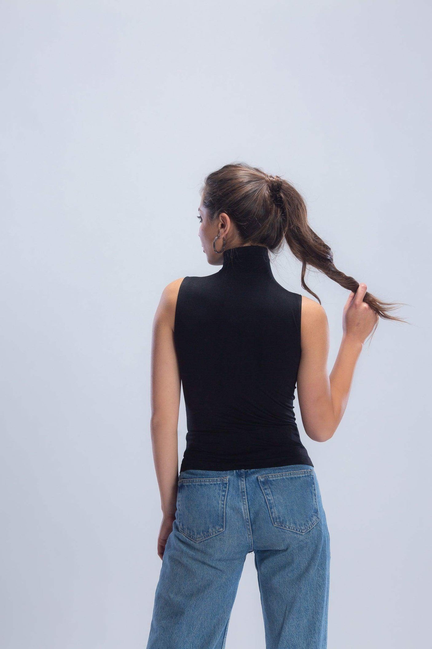 كارينا - بلوزة بدون أكمام بياقة عالية للنساء