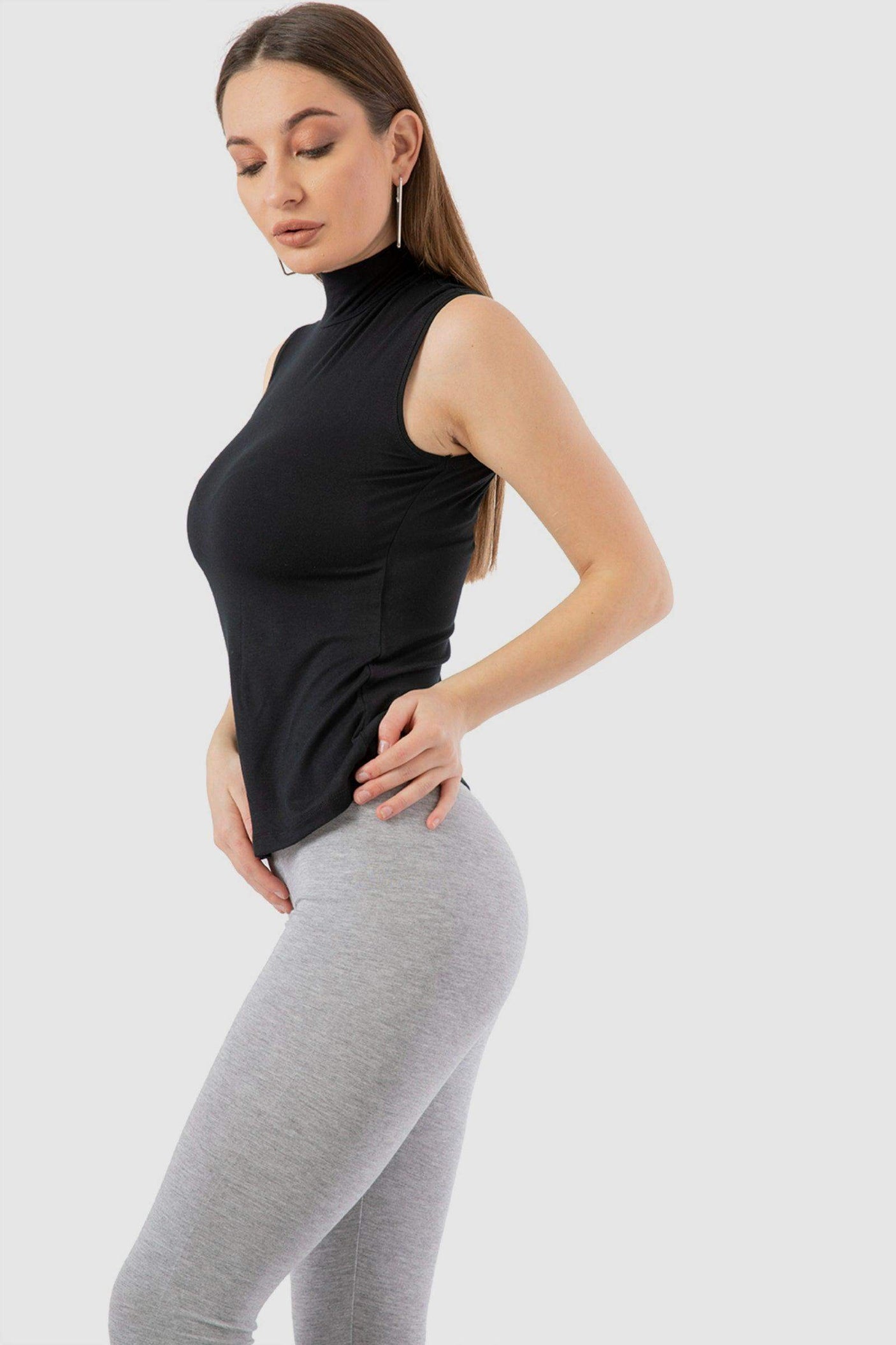 بلوزة بدون أكمام وياقة عالية