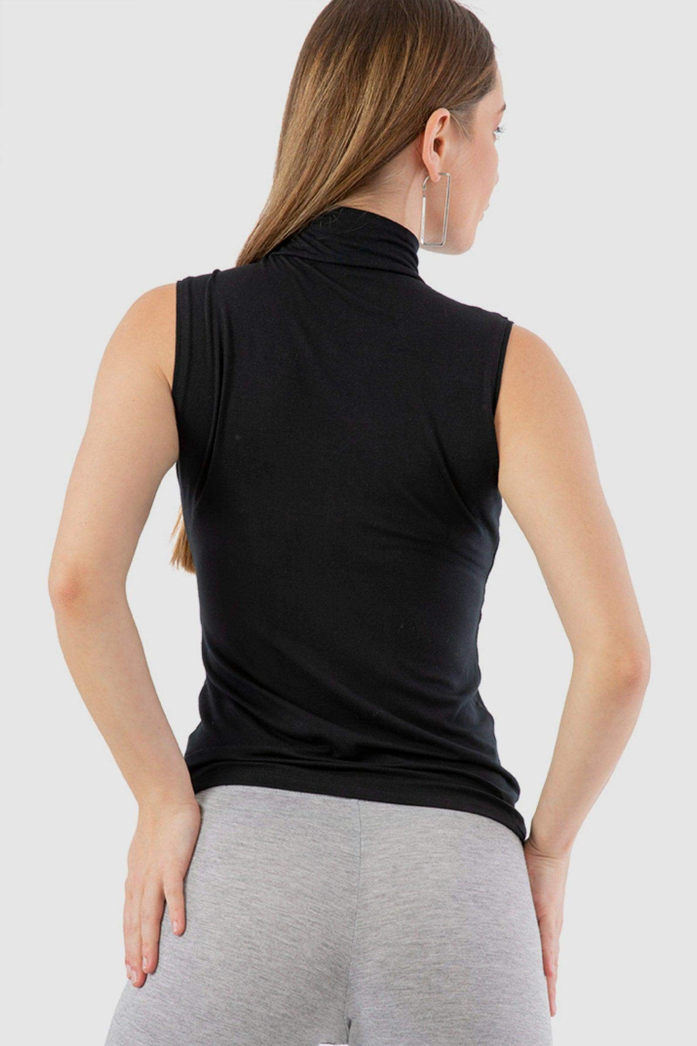 بلوزة بدون أكمام وياقة عالية