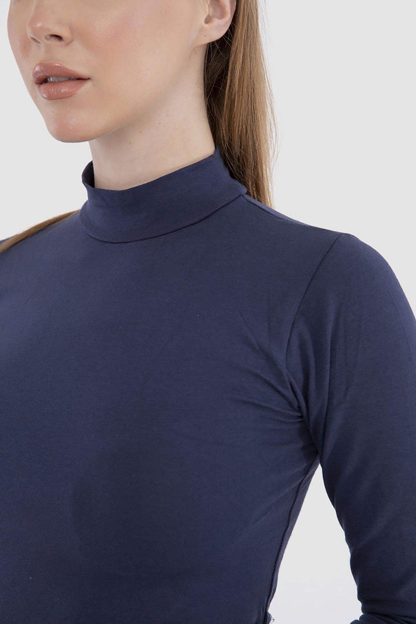 بلوزة بدون رقبة عالية