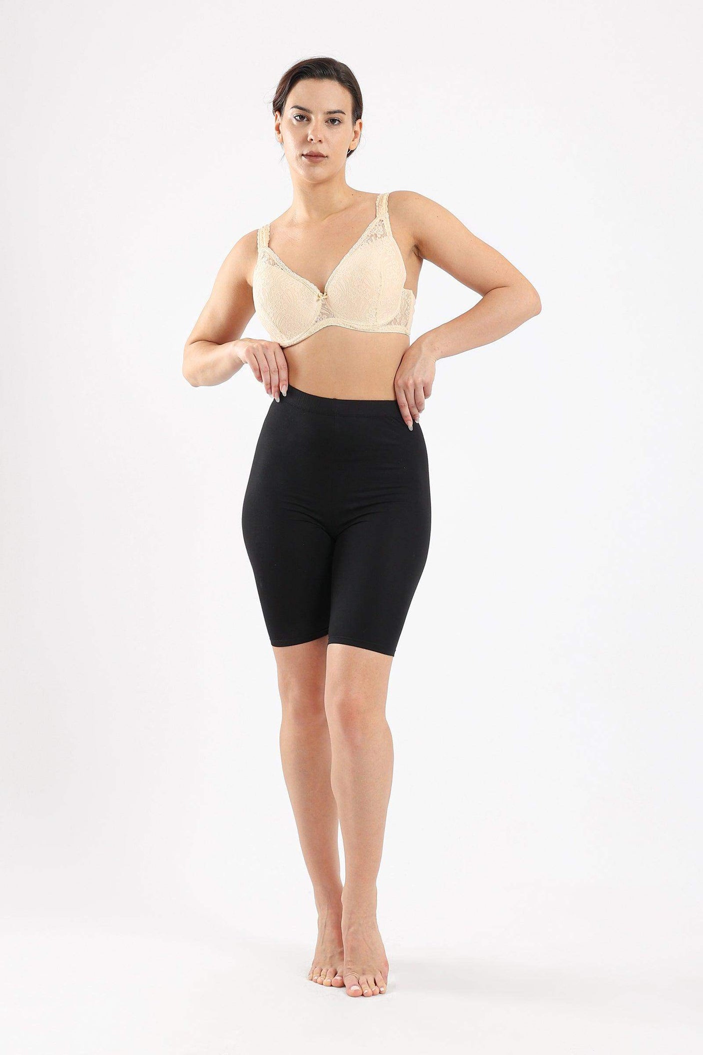 كارينا - شورت ضيق متوسط الطول