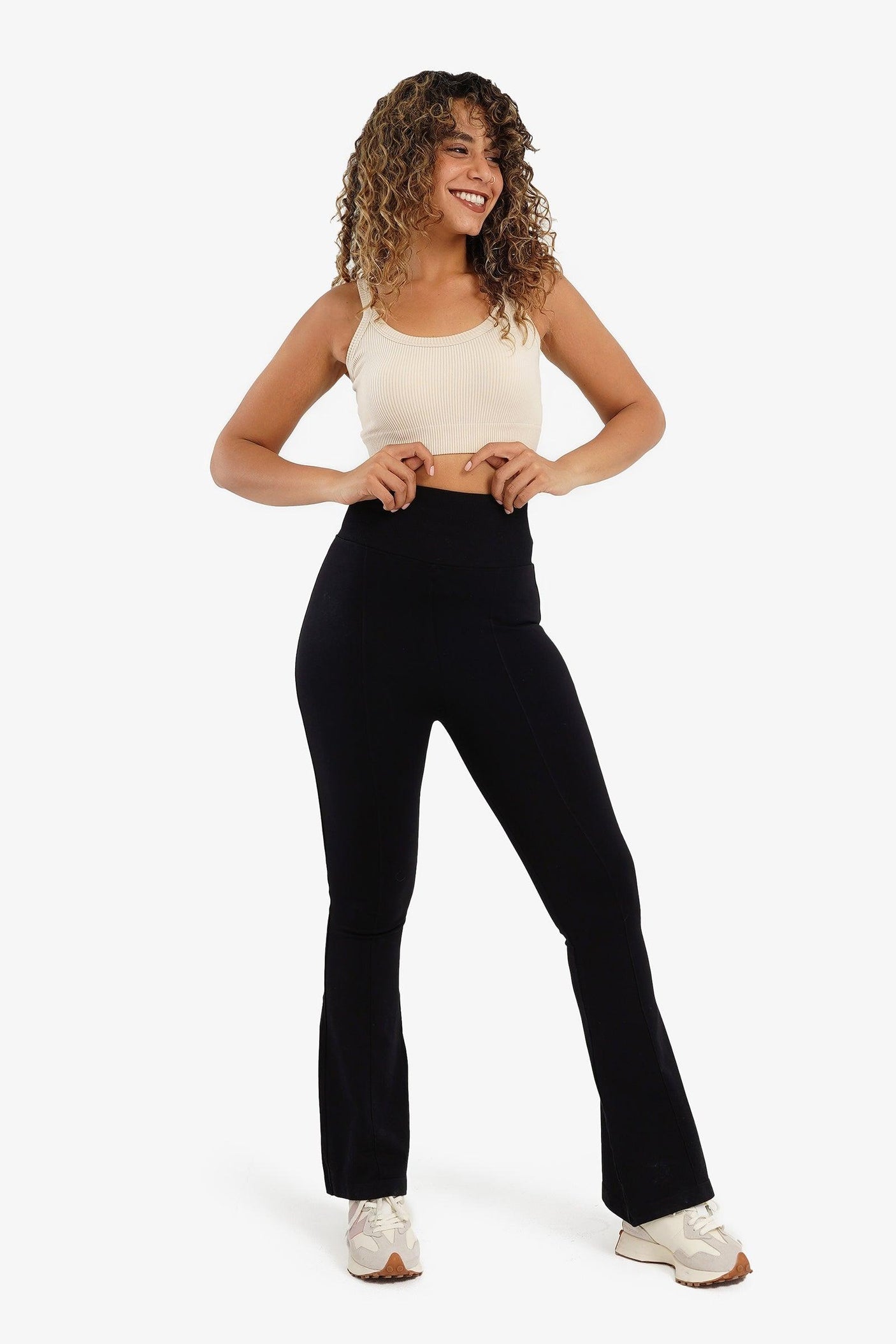 بلوزة قصيرة بفتحة رقبة منخفضة