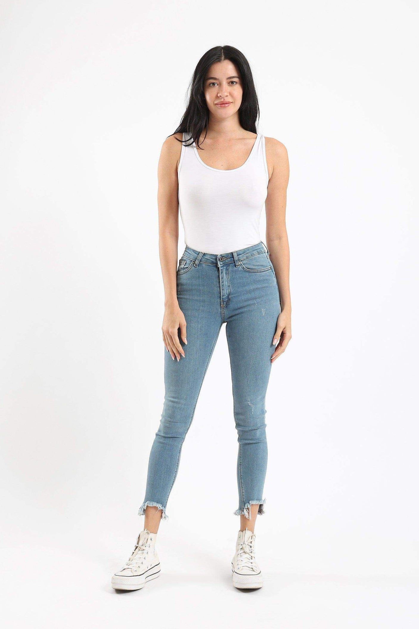 كارينا - توب حمّالات بفتحة رقبة واسعة