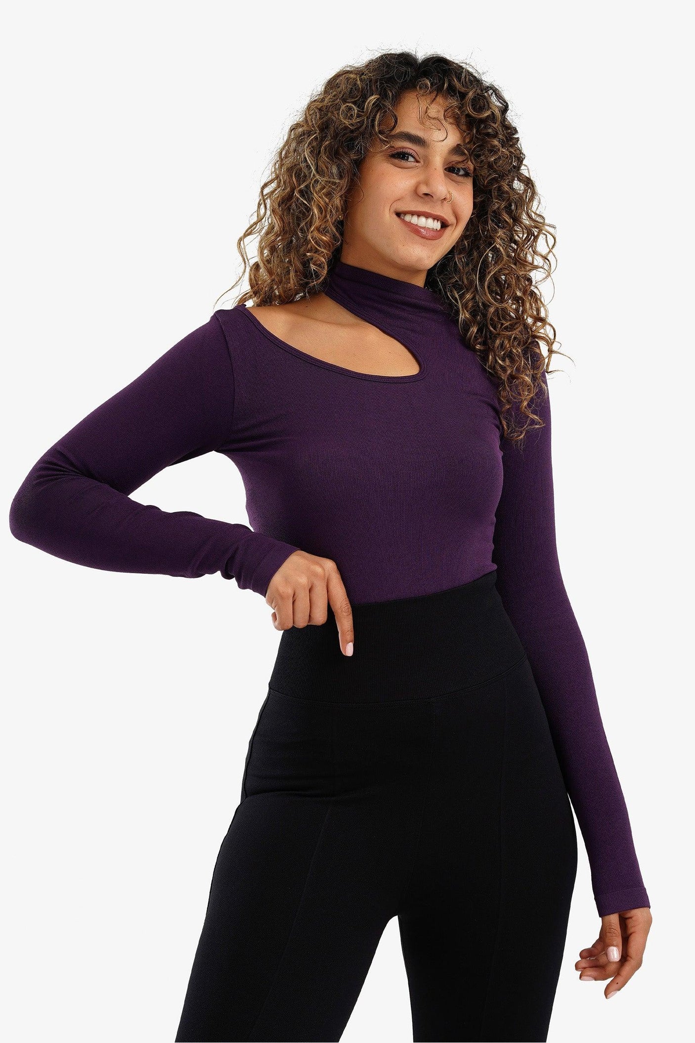 كارينا - توب سادة مزين بفتحة