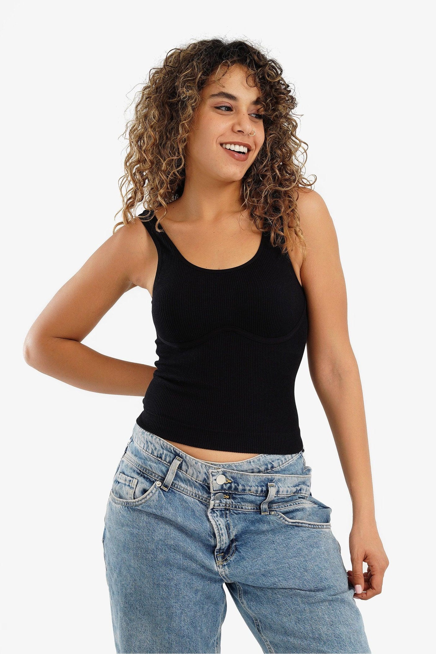 كارينا - توب بفتحة رقبة دائرية من الظهر