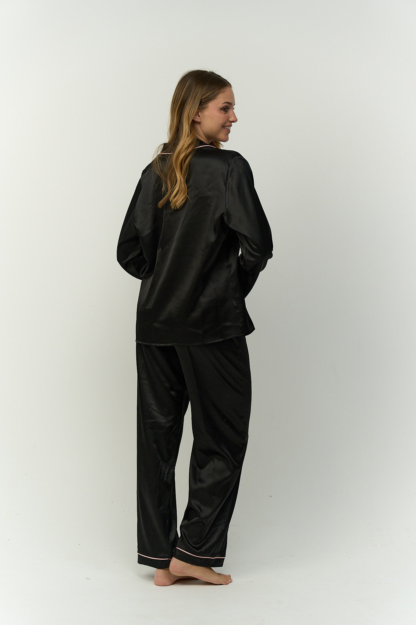 كارينا - طقم بيجامة مع أنابيب الورد