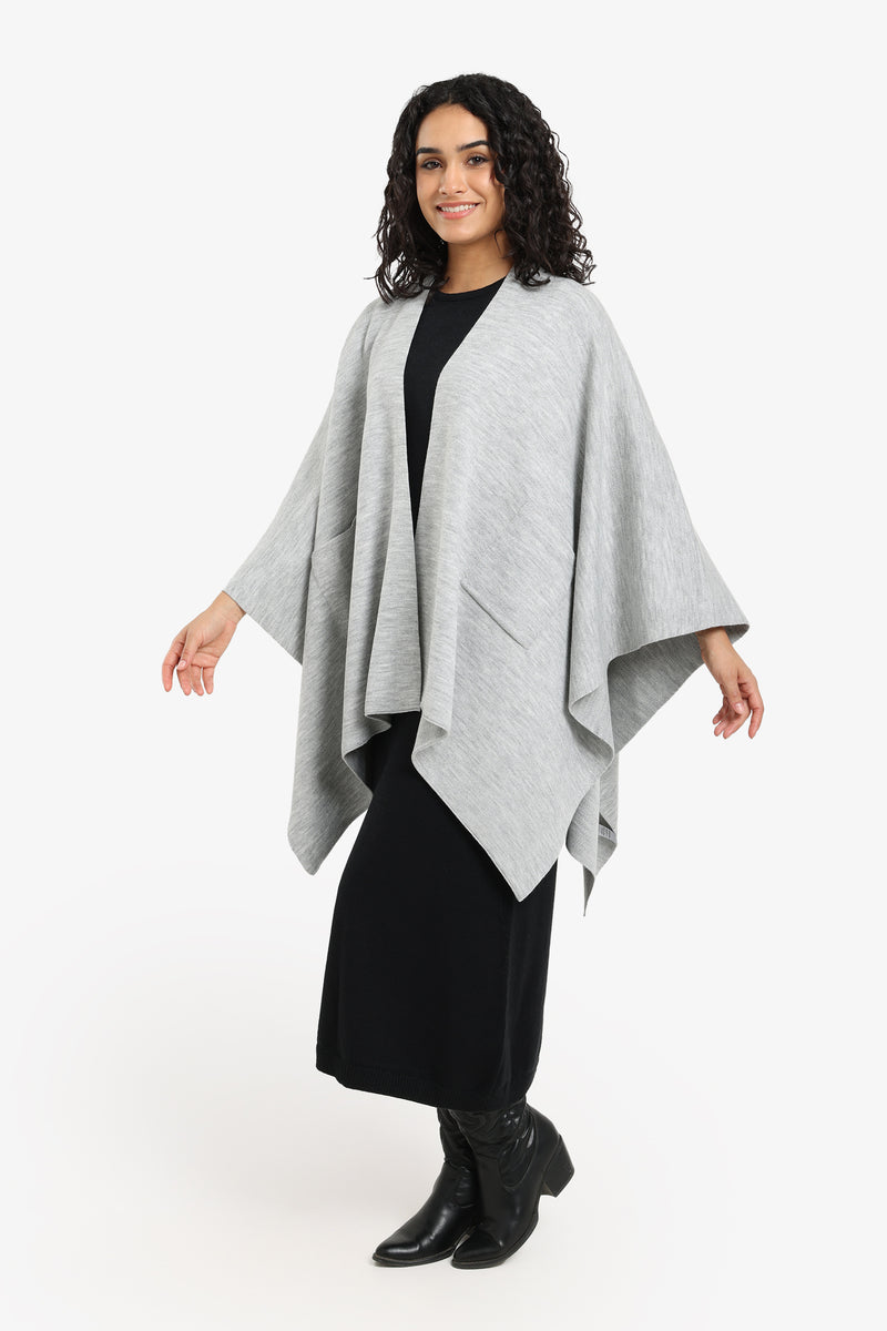 Carina - Cozy Knitted Poncho with Pockets