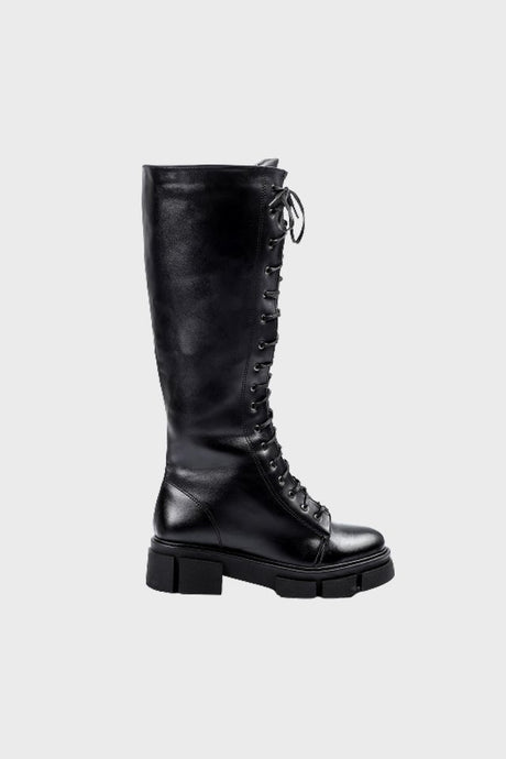 شورت جلدي يصل إلى الركبة من XO STYLE