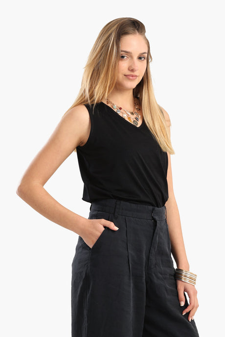 Carina - Sleeveless V-Neck Blouse