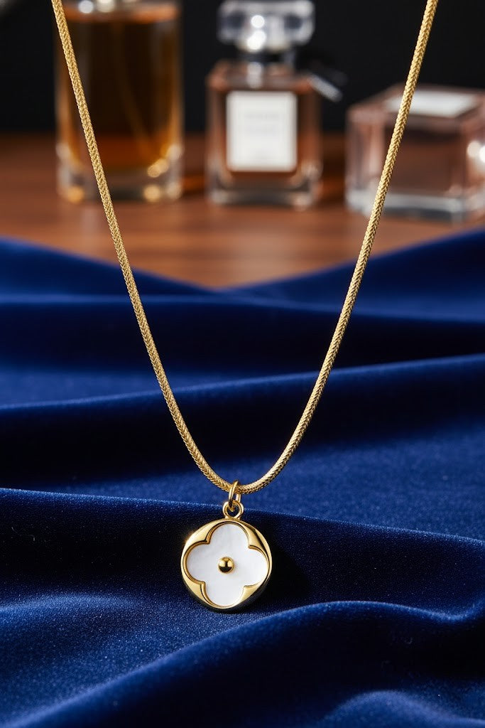Women’s Necklace Elegant Shell Flower Pendant
