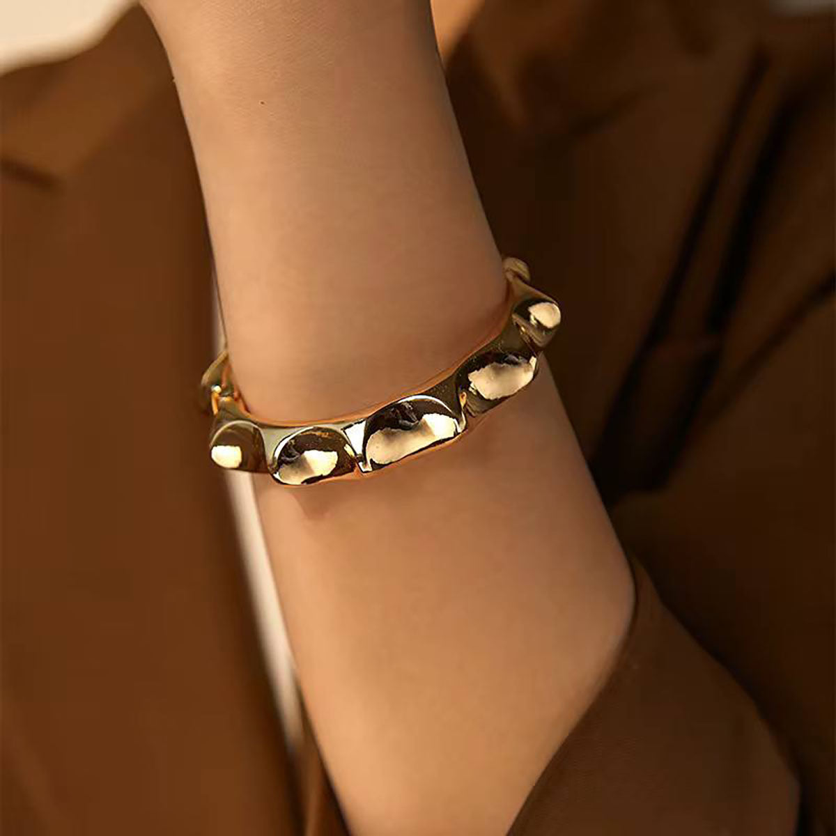 Fluffy - Wavy Circular Bracelet - Elegant & Innovative Design