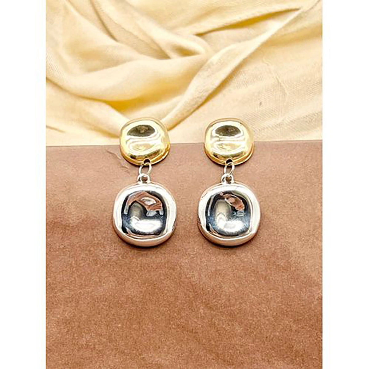 Fluffy - Add A Touch Of Nighttime Magic With These Complex Lines-inspired Gold Earrings