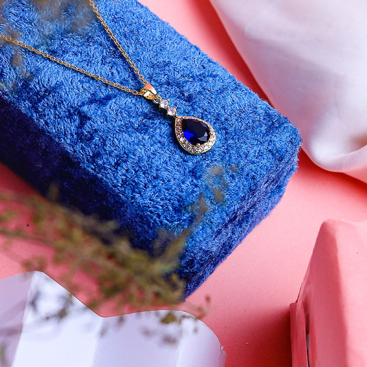 Fluffy - Elegant chain for women