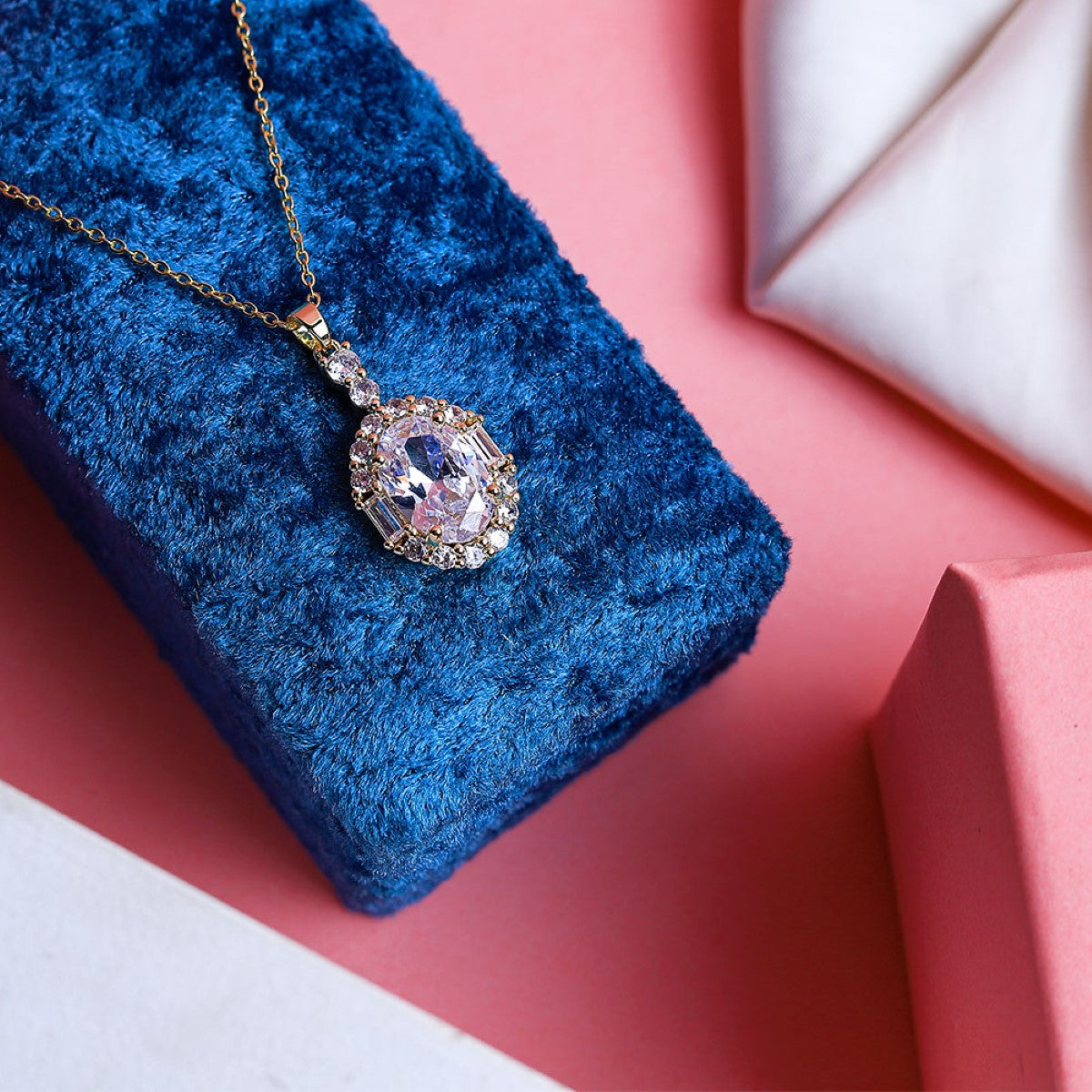 Fluffy - Elegant chain for women