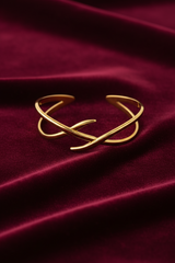 Elegant Intertwined Gold Bracelet