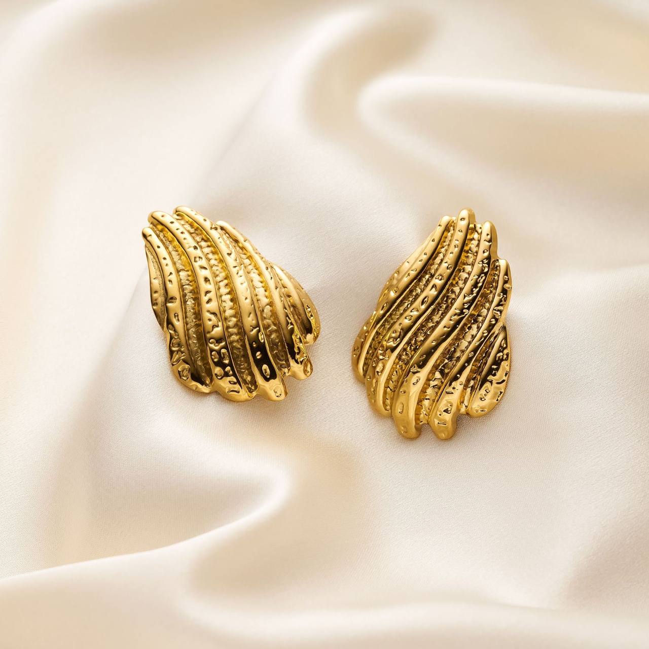 Elegant Shell-Shaped Gold Earrings