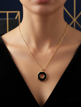 Women’s Necklace Eight Pendant Heart Gold Detail