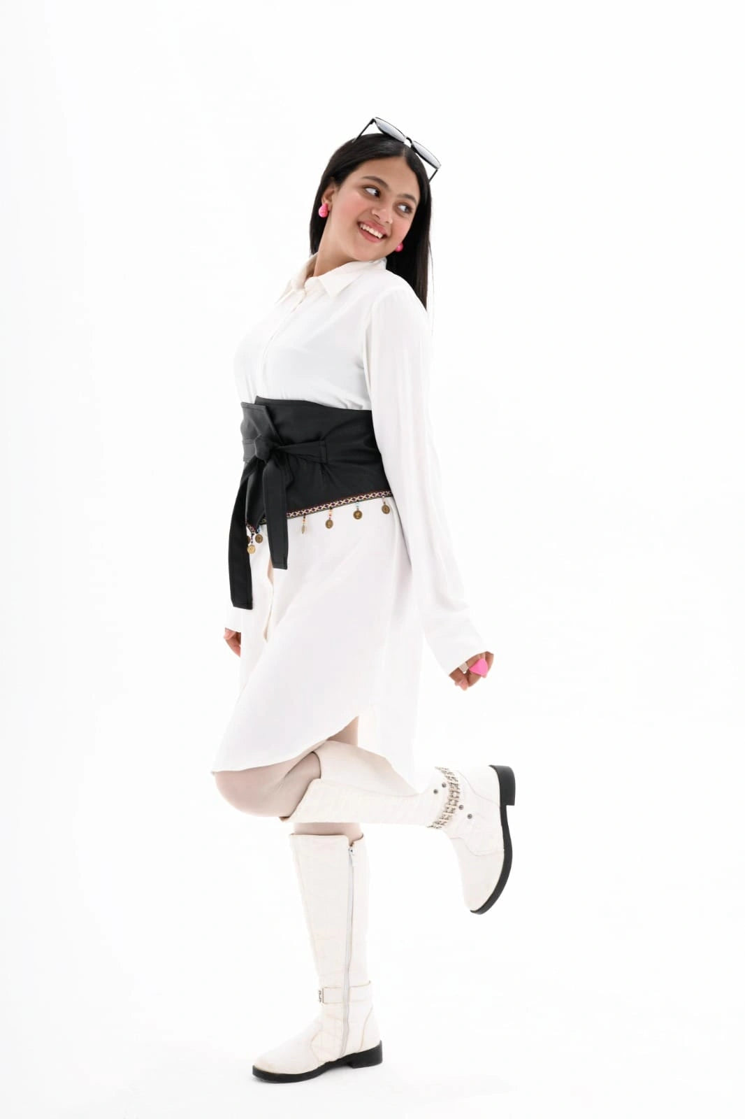 Rokido - Long white linen shirt with a leather belt.