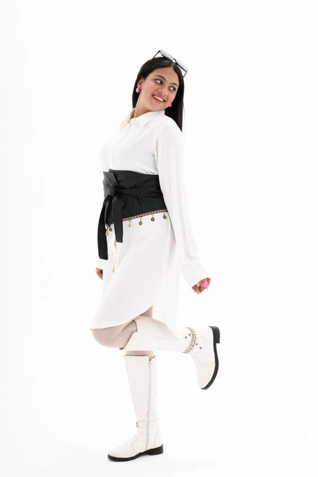Rokido - Long white linen shirt with a leather belt.