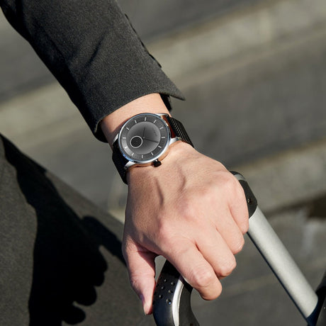 TRNDA STAINLESS STEEL MENS WATCH - ELEGANT GRADIENT DIAL & BLACK MESH BAND