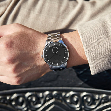 TRNDA STAINLESS STEEL MEN'S WATCH - TIMELESS BLACK DIAL FASHION STATEMENT