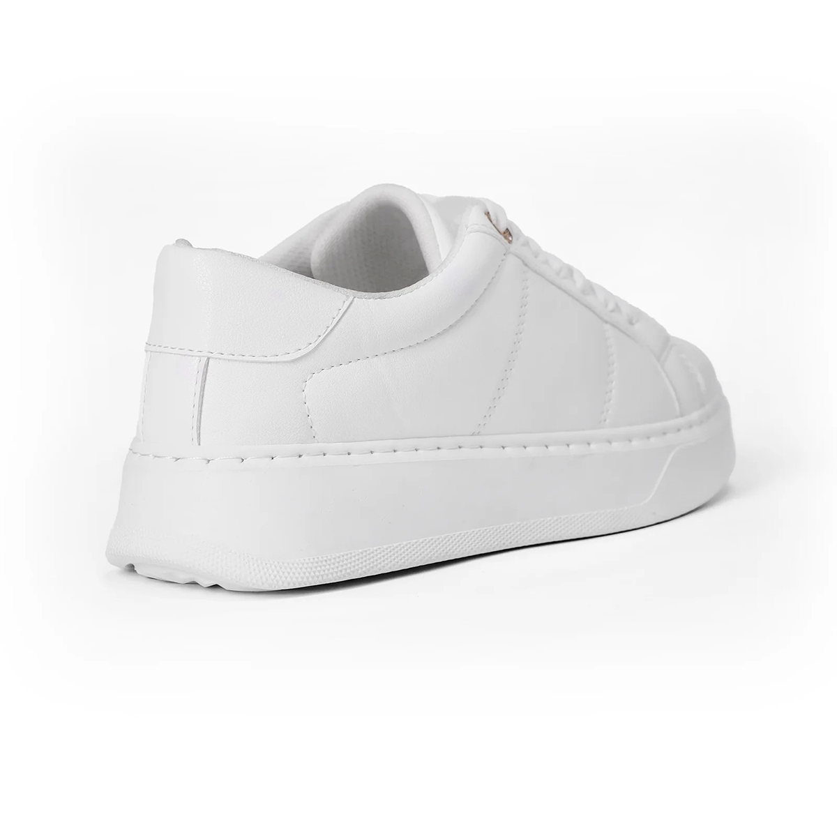 v branda - Sneakers Equipped with a shiny lace - women