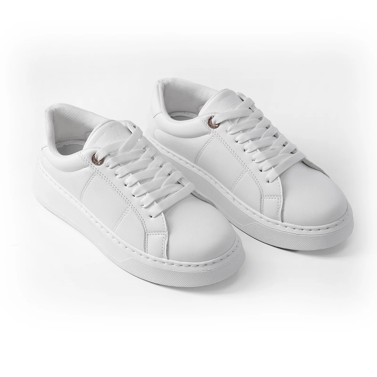 v branda - Sneakers Equipped with a shiny lace - women
