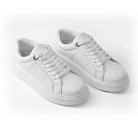 v branda - Sneakers Equipped with a shiny lace - women